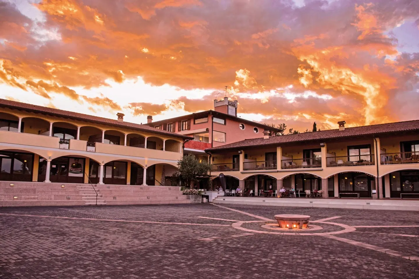 Donna Silvia EXTERIOR