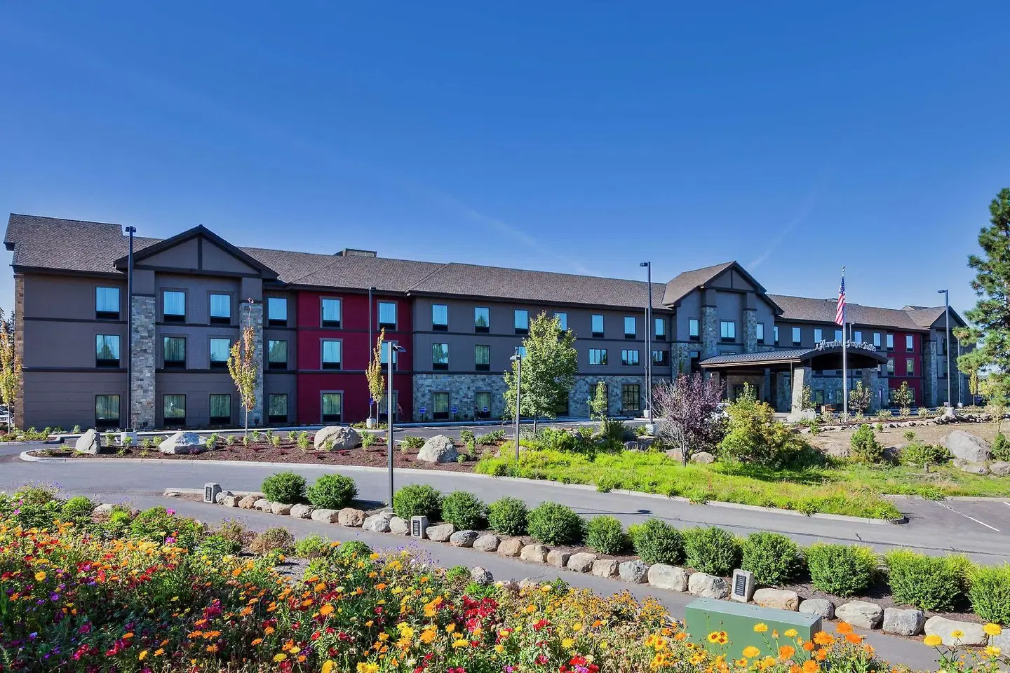 Hampton Inn & Suites Bend EXTERIOR