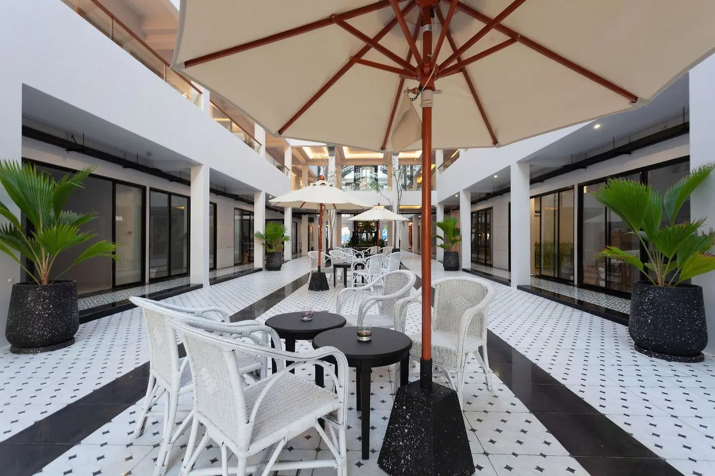 Anona Beachfront Phuket Resort Terrasse