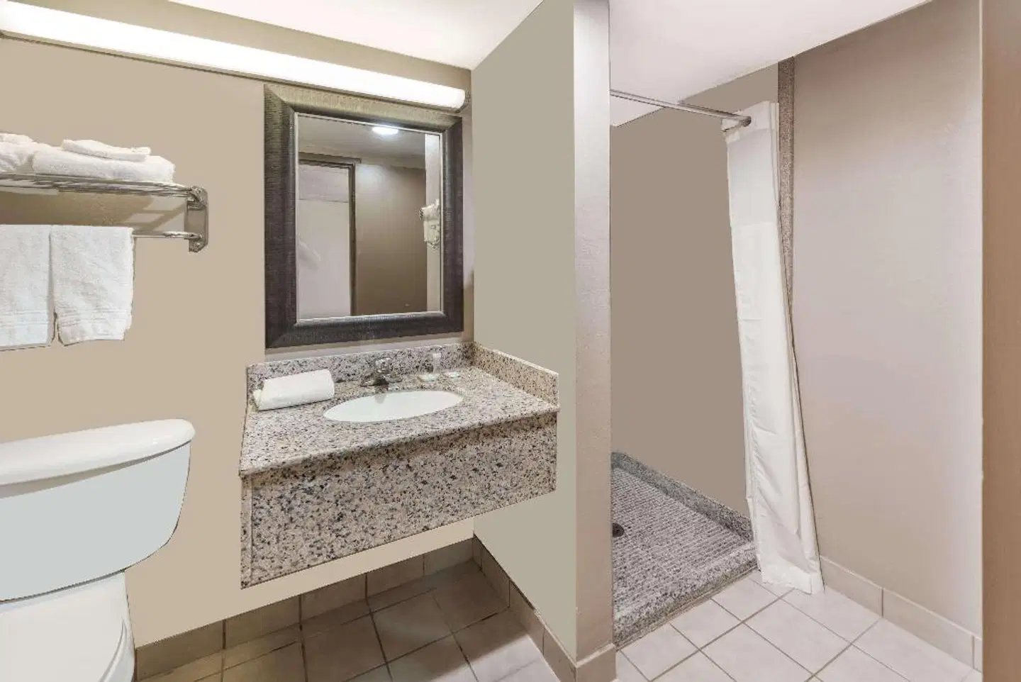 Travelodge by Wyndham Bloomington Badezimmer