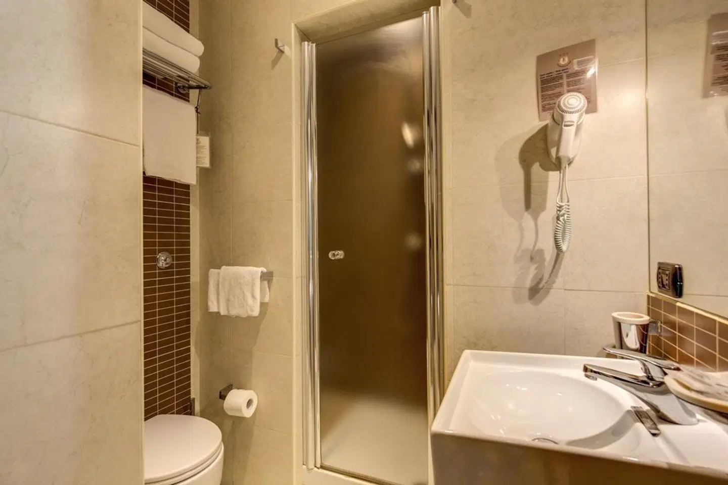 Everest Inn Rome Badezimmer