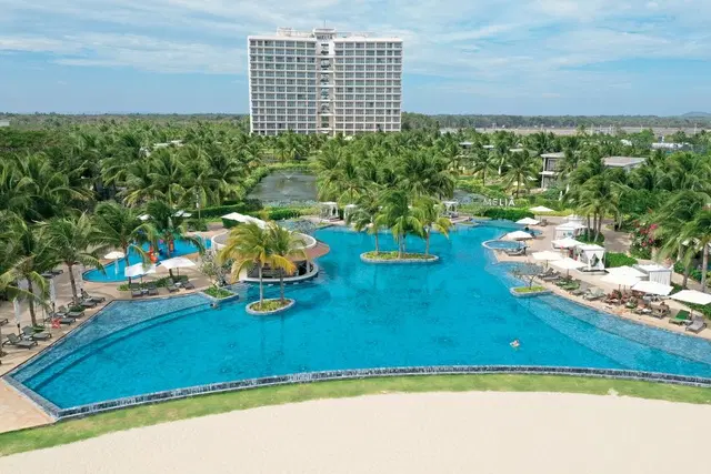 Meliá Ho Tram Beach Resort OUTDOOR_POOL