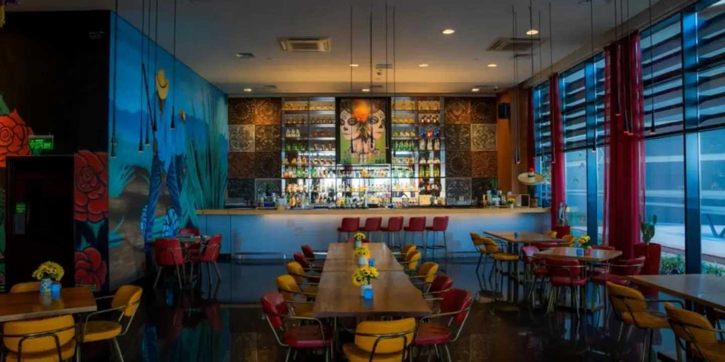 Yas Plaza Bay by IHG Bar