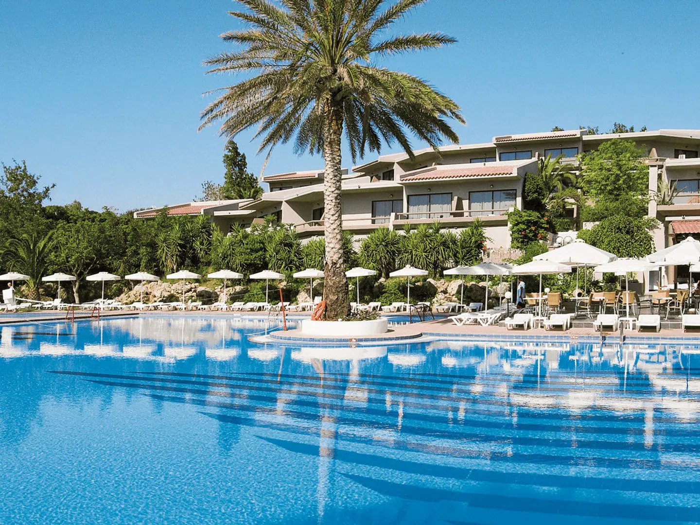 Cathrin OUTDOOR_POOL