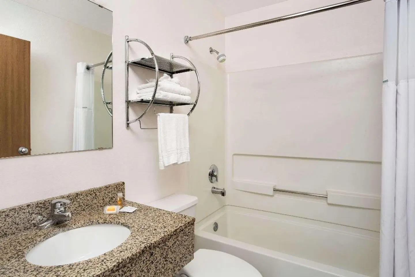 Days Inn by Wyndham Clearfield Badezimmer