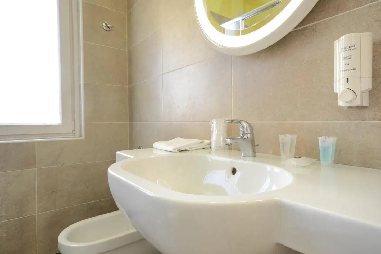 Regal Hotel & Apartments Badezimmer