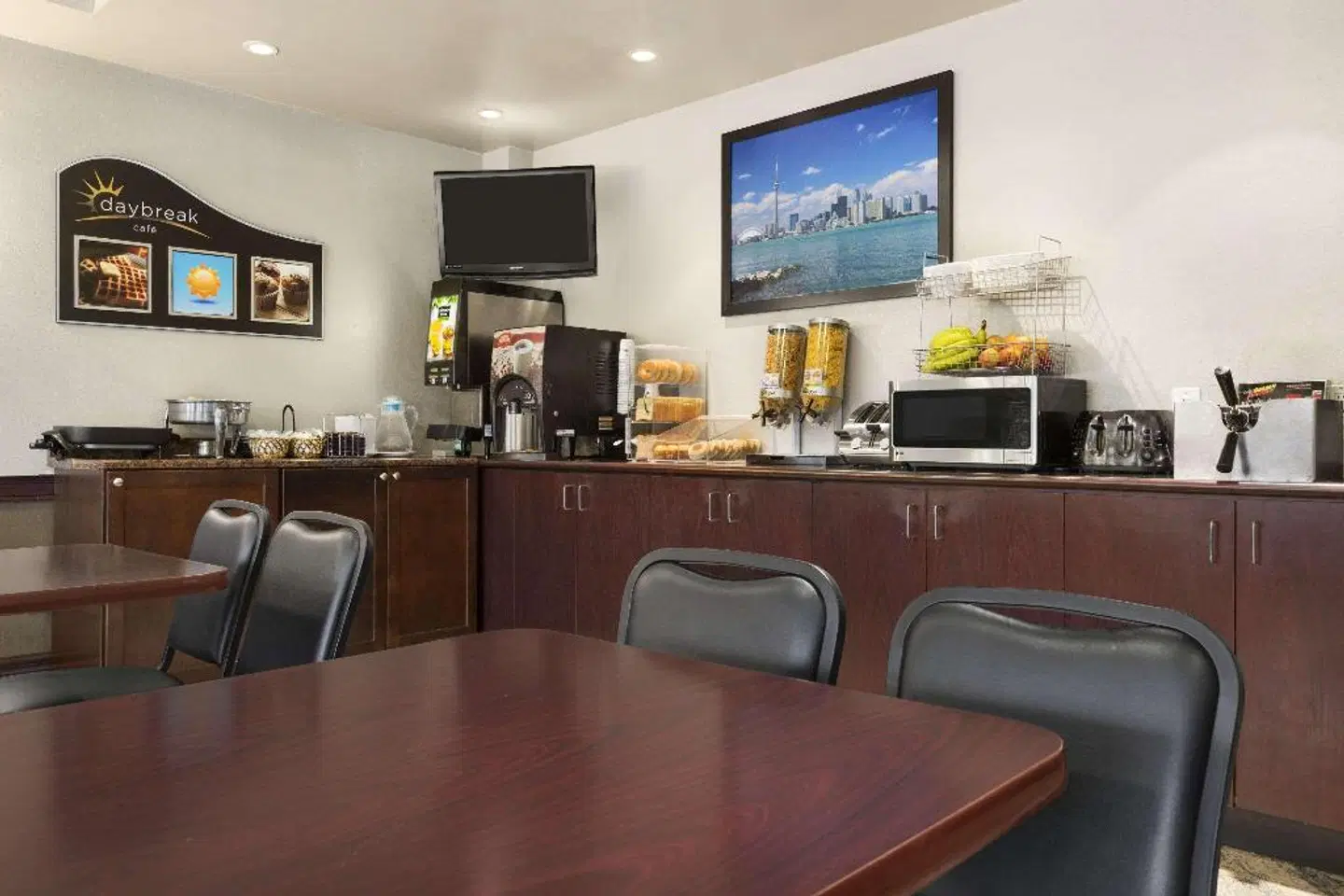 Days Inn by Wyndham Toronto East Lakeview Bar