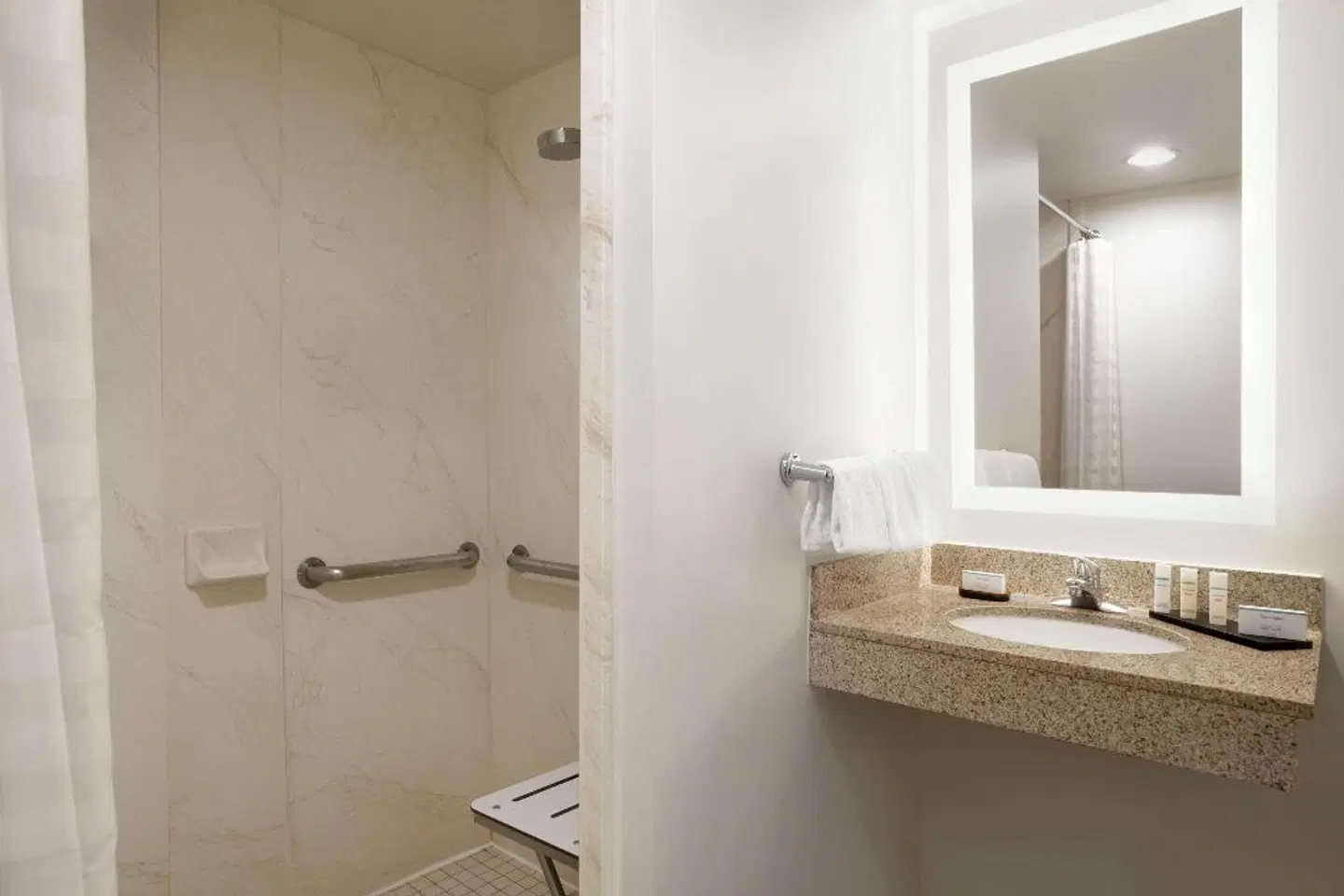 Embassy Suites by Hilton Denver International Airport Badezimmer