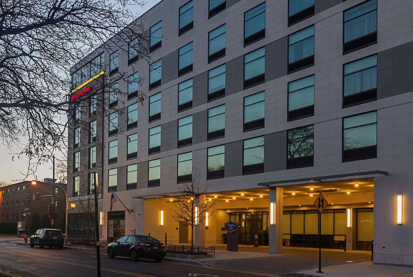 Hampton Inn Chicago North-Loyola Station EXTERIOR