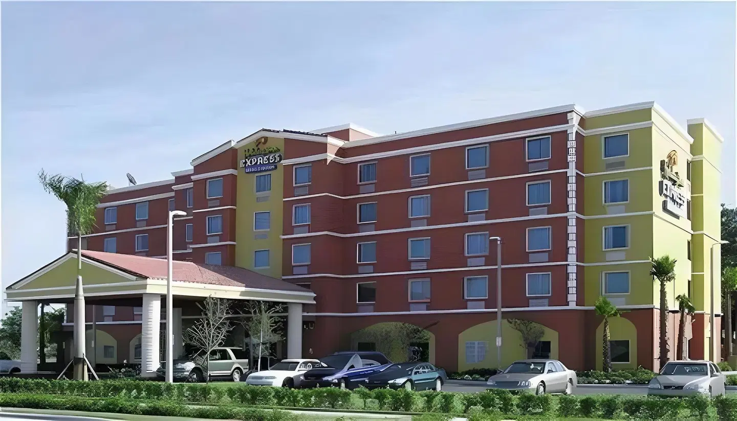 Holiday Inn Express & Suites Ft. Lauderdale Airport/Cruise EXTERIOR