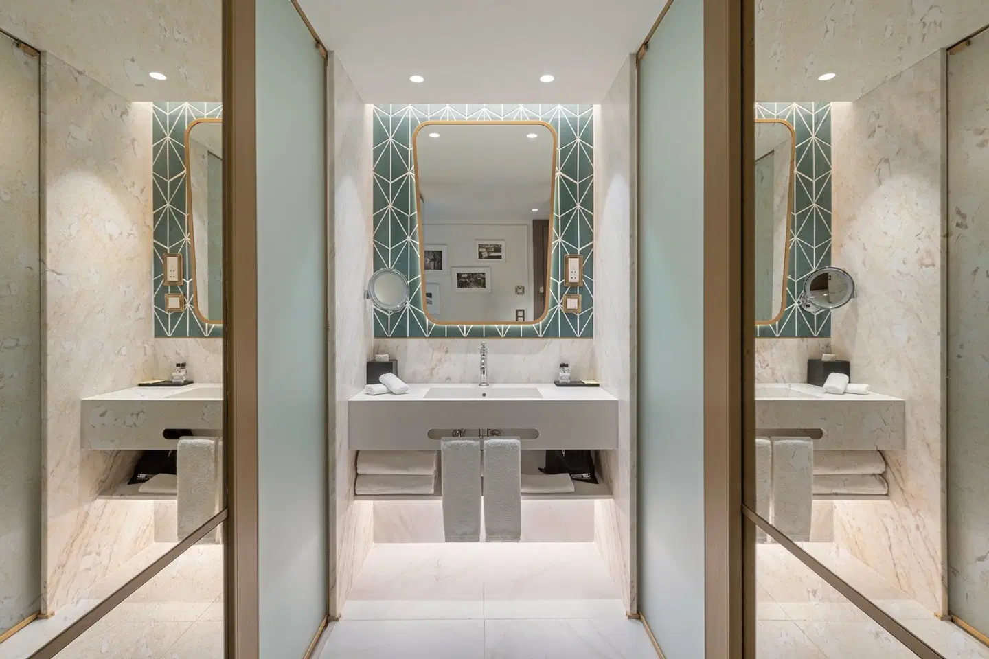 The Emerald House Lisbon, Curio Collection by Hilton Badezimmer