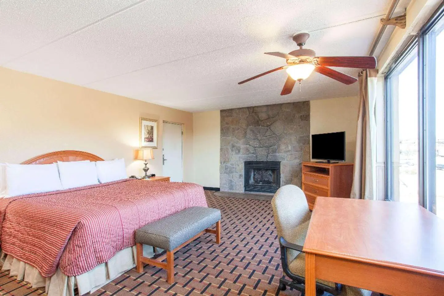 Days Inn & Suites by Wyndham Pigeon Forge ROOM_EXAMPLE