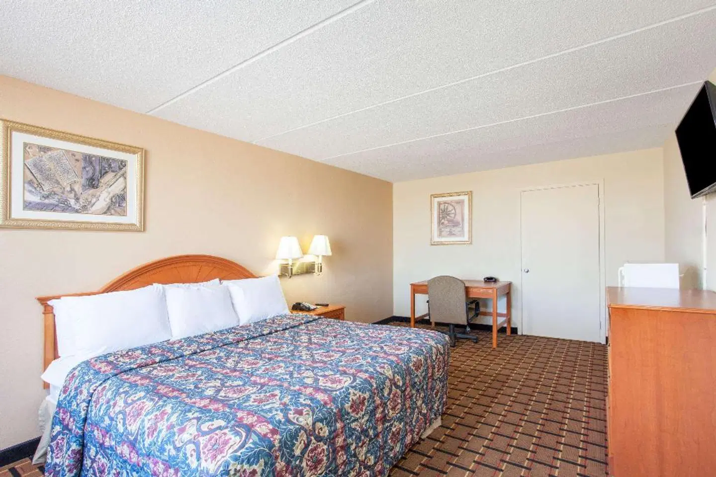Days Inn & Suites by Wyndham Pigeon Forge ROOM_EXAMPLE
