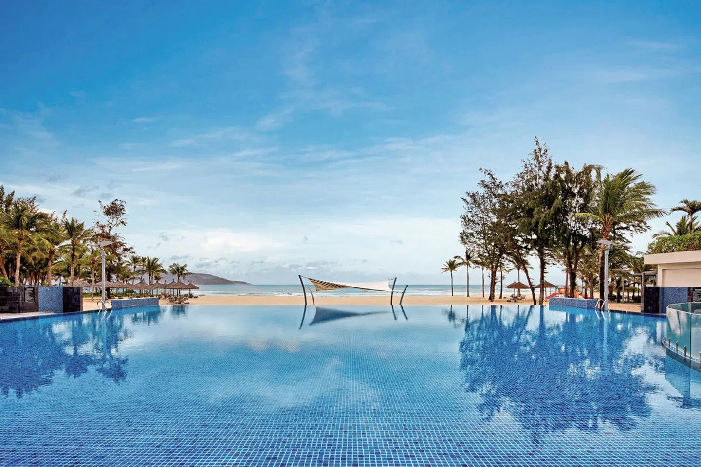 Pullman Danang Beach Resort OUTDOOR_POOL