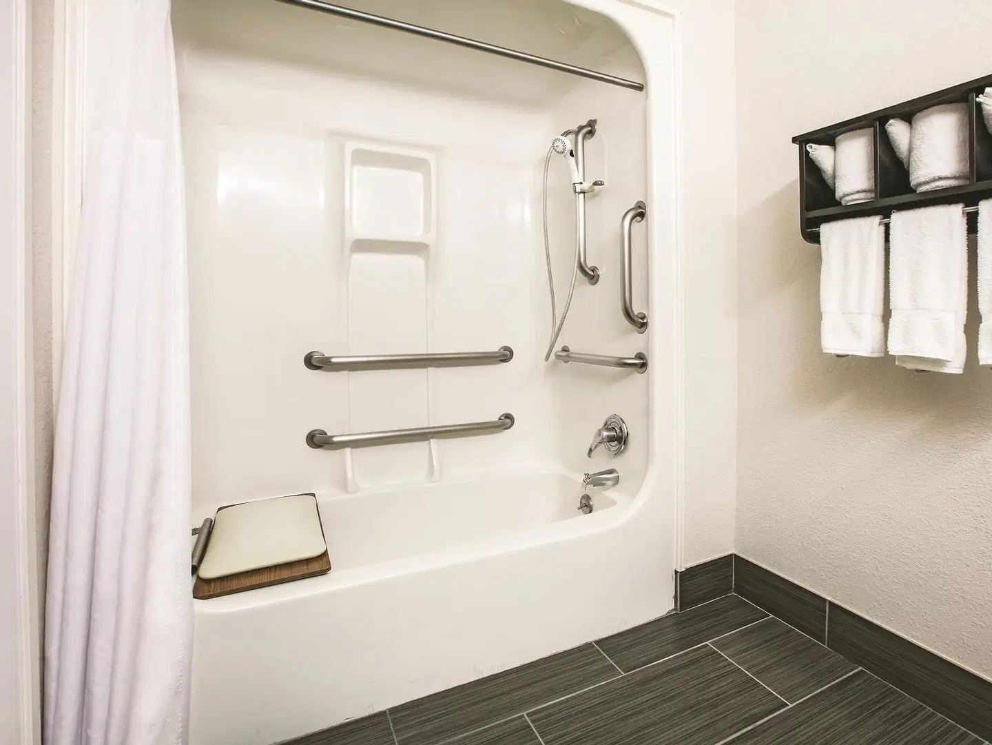 La Quinta Inn & Suites Dallas Las Colinas Badezimmer