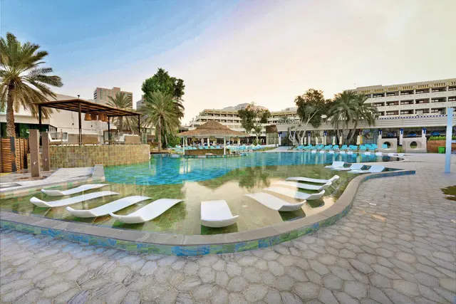 Le Méridien Abu Dhabi OUTDOOR_POOL