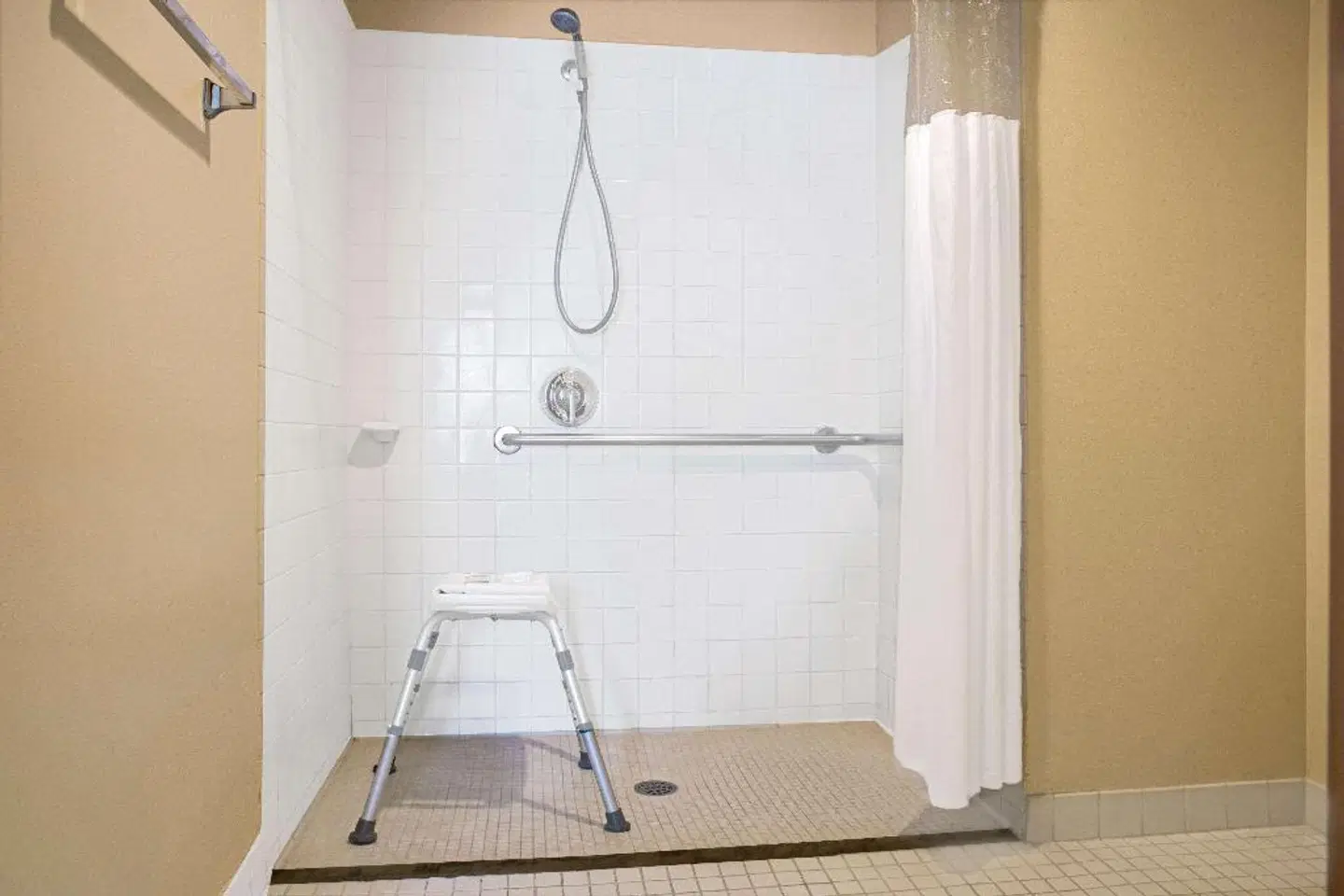 Baymont by Wyndham Conroe Badezimmer