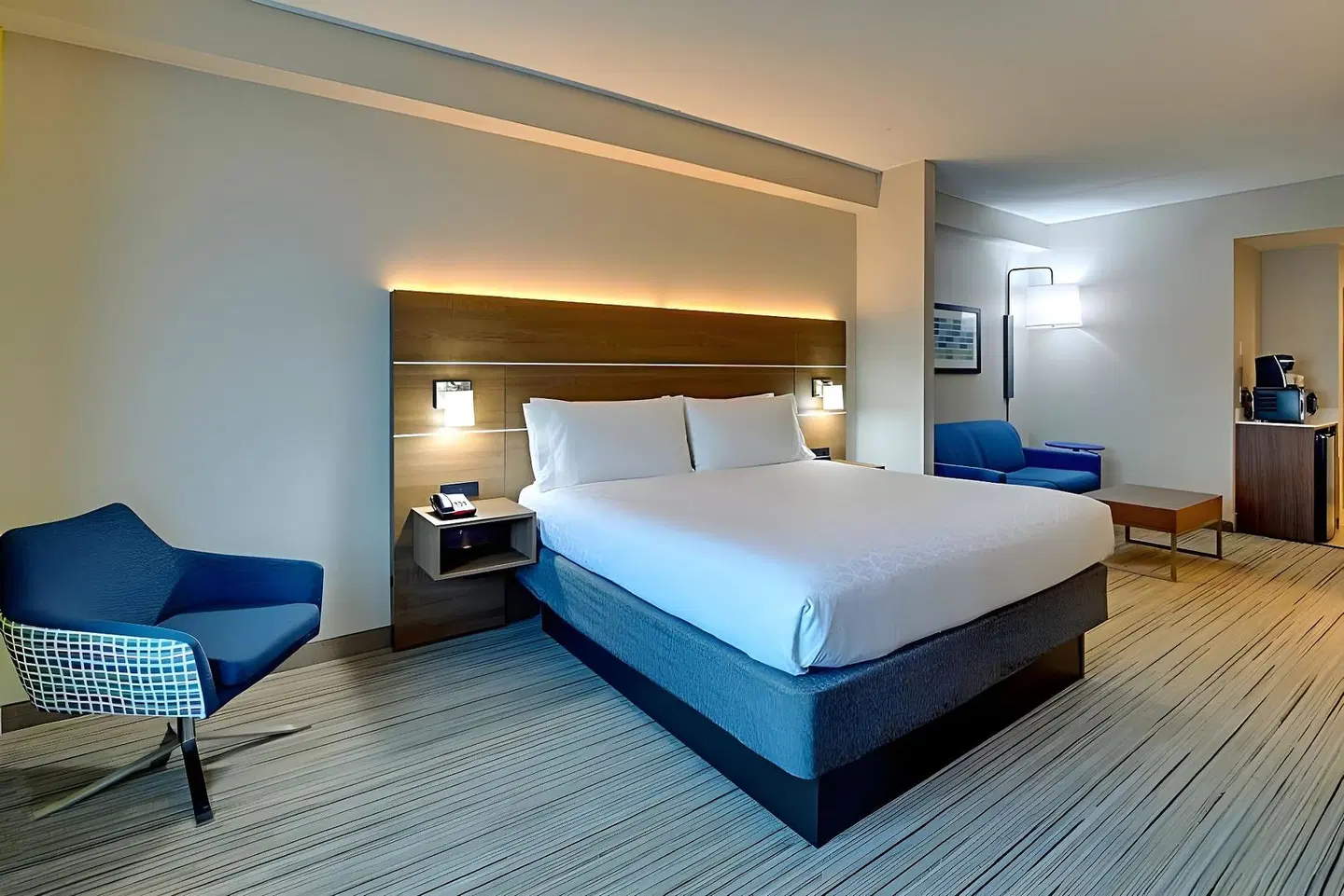 Holiday Inn Express & Suites Nashville-Opryland ROOM_EXAMPLE