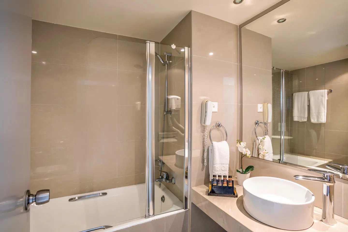 Constantinos the Great Beach Hotel Badezimmer