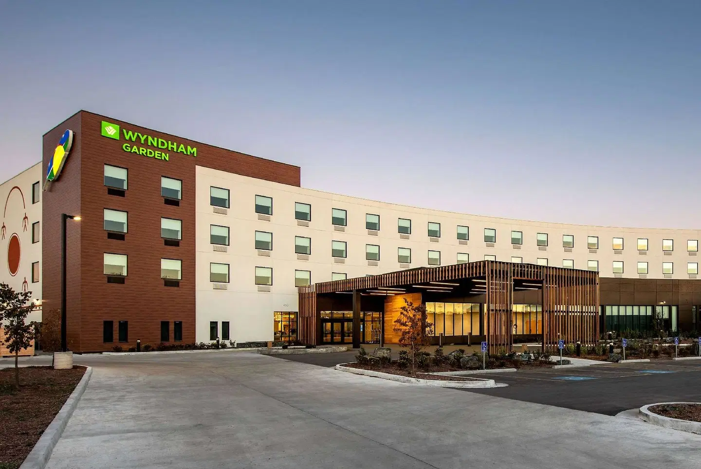 Wyndham Garden Winnipeg Airport EXTERIOR