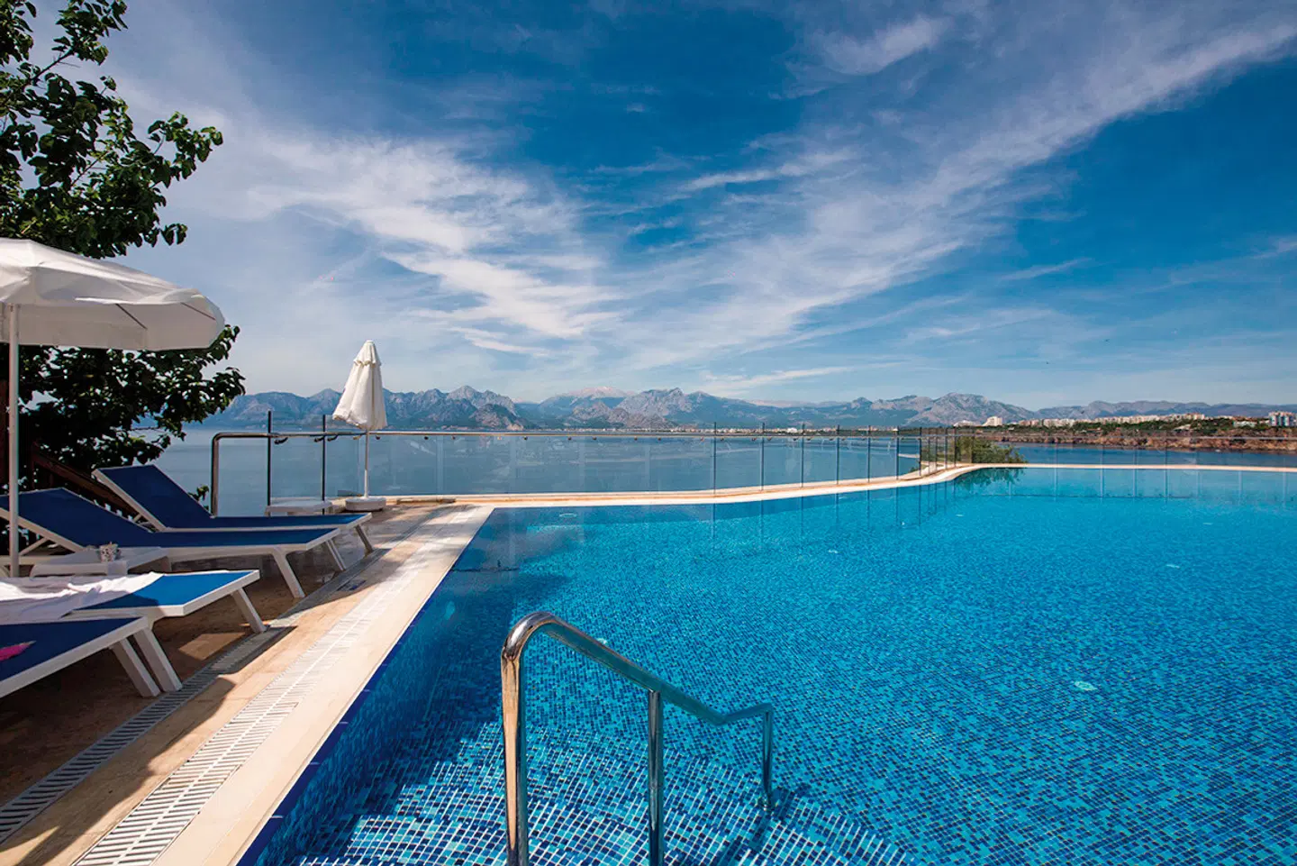 Ramada Plaza Hotel OUTDOOR_POOL