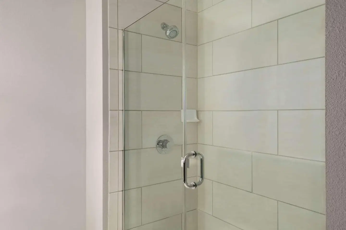 La Quinta Inn & Suites by Wyndham Orlando IDrive Theme Parks Badezimmer