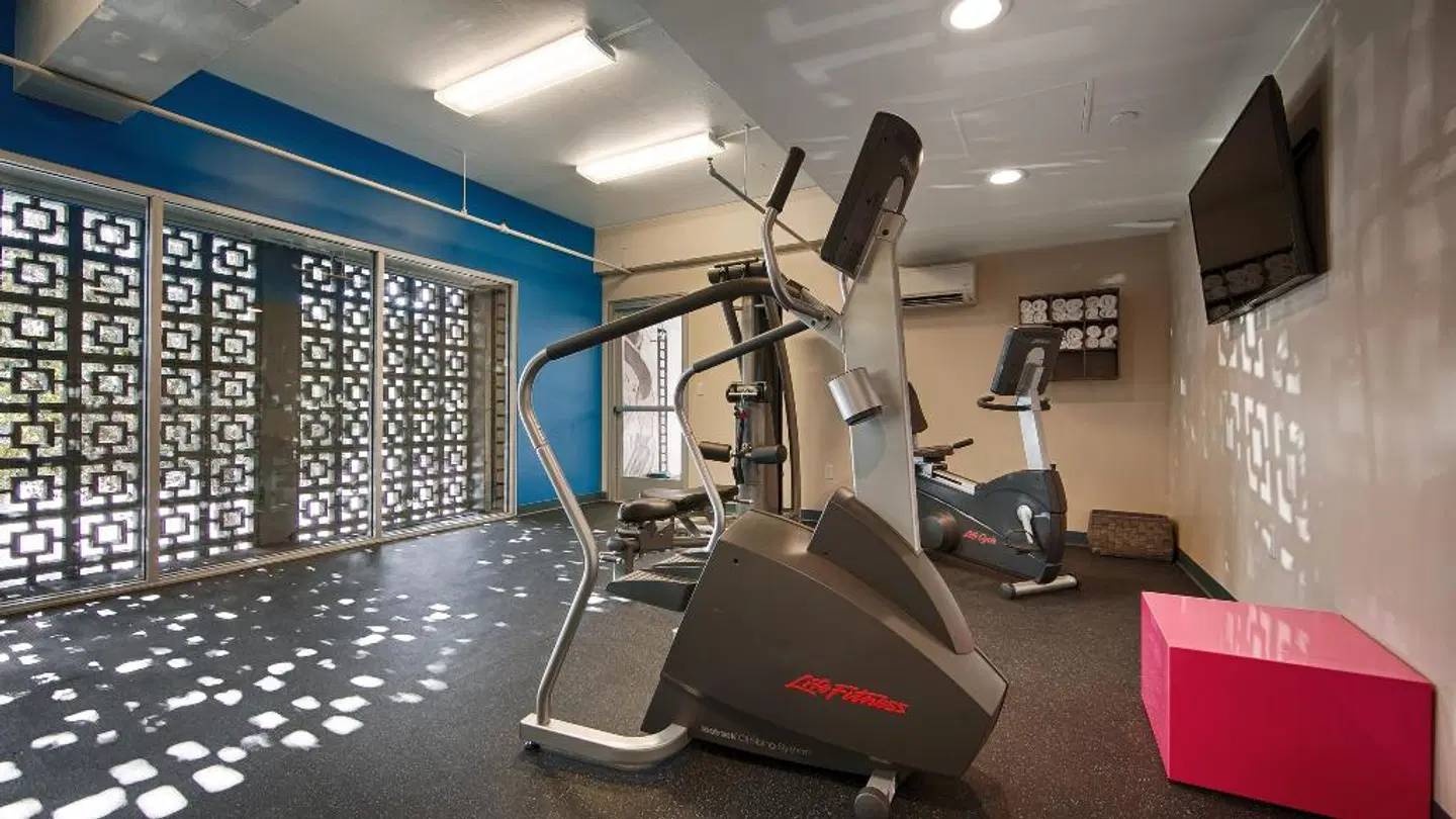 Best Western PLUS Hollywood Hills SPORTS_AND_LEISURE