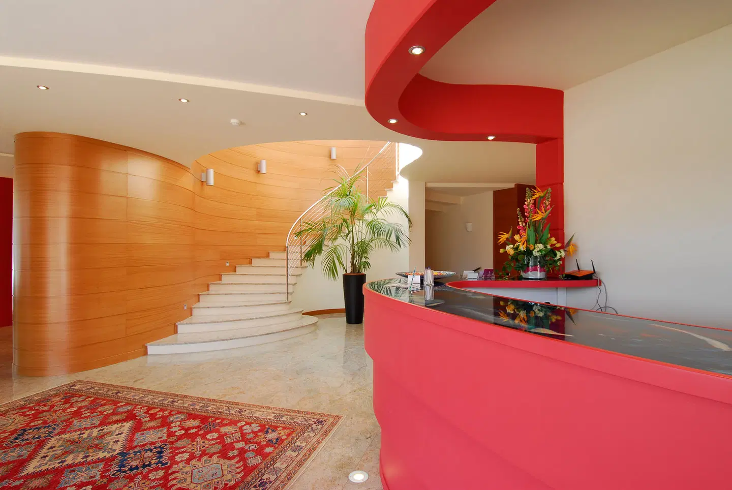 Luna Hotel Motel Airport Bar