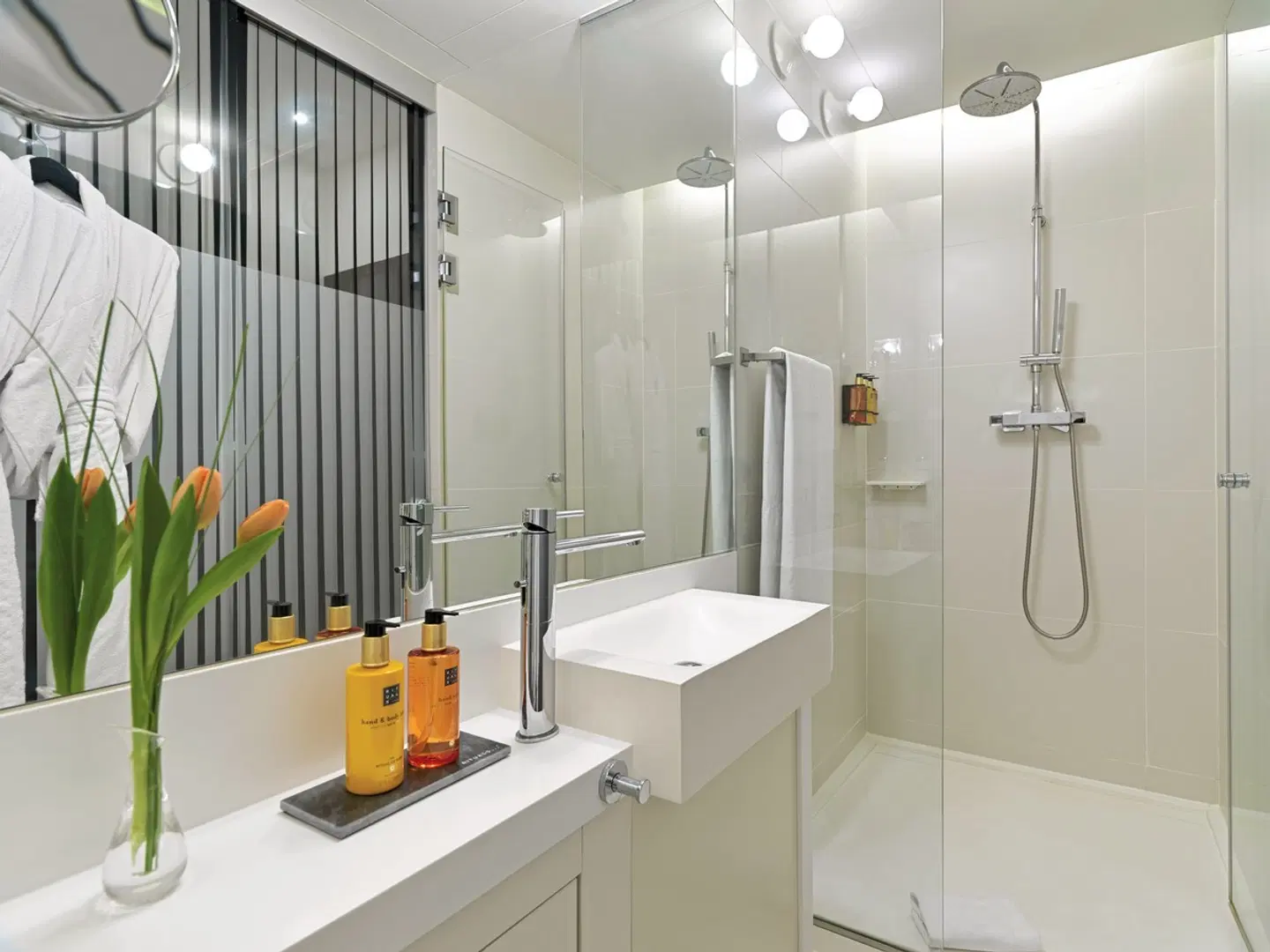 H10 Urquinaona Plaza Badezimmer