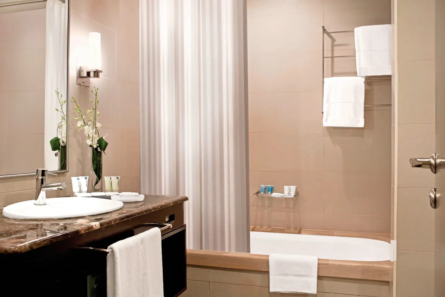 Media Rotana Dubai Badezimmer