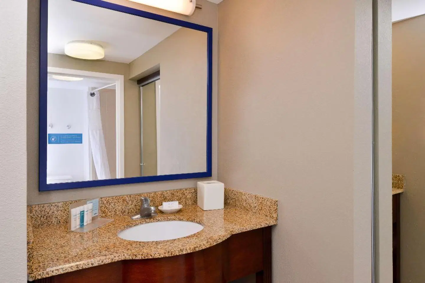 Hampton Inn & Suites Plymouth Badezimmer
