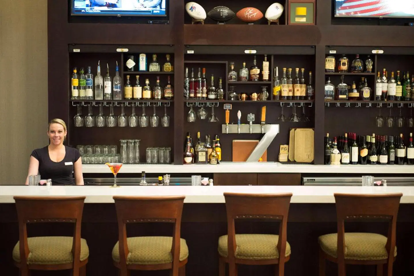 Embassy Suites by Hilton Memphis Bar