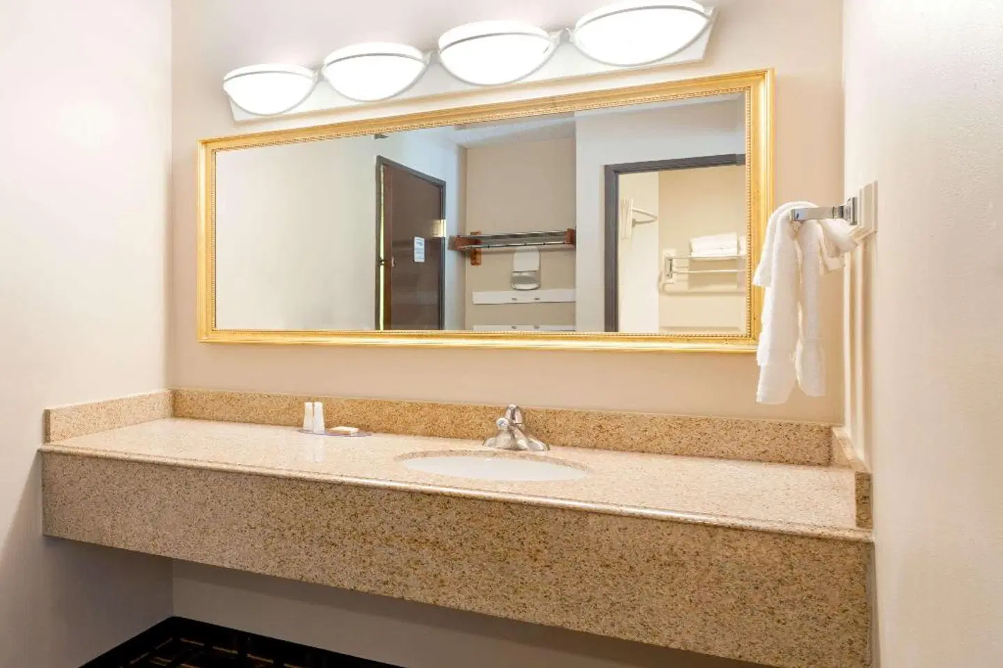 Baymont by Wyndham Memphis East Badezimmer