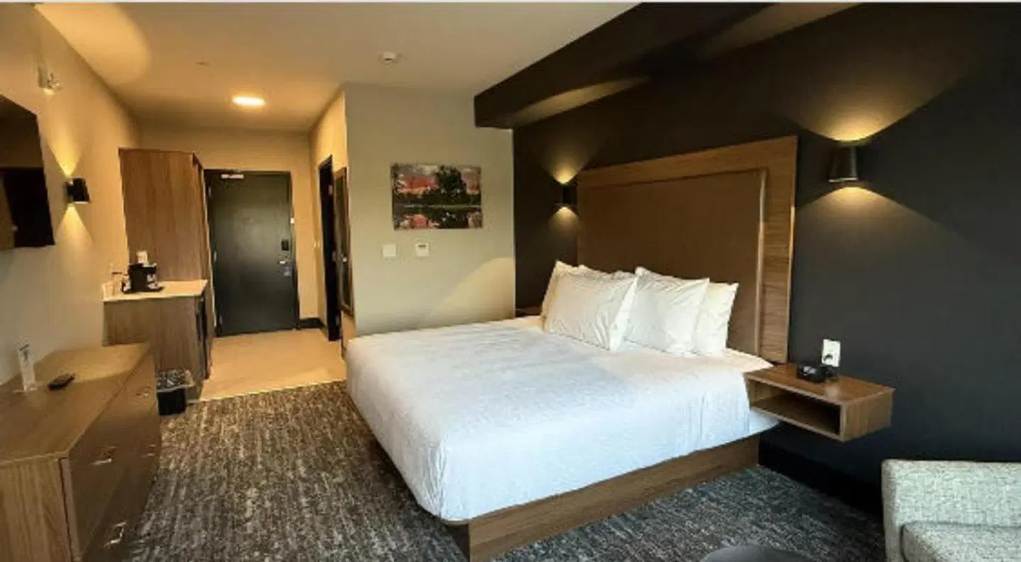 Best Western Plus Neepawa Hotel ROOM_EXAMPLE