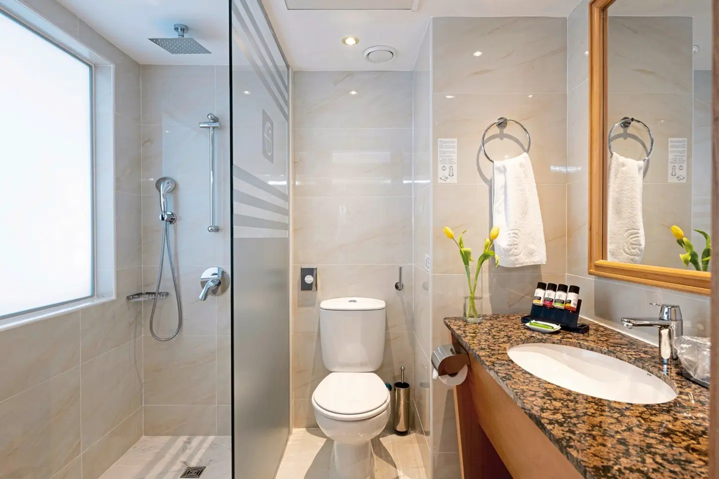 Constantinou Bros Athena Royal Beach Badezimmer