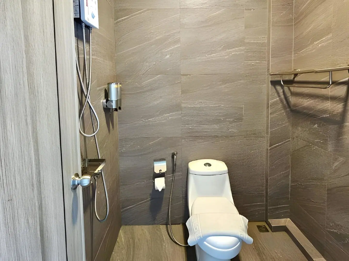 The Base Inn'Near Beach'Near Night Market Badezimmer