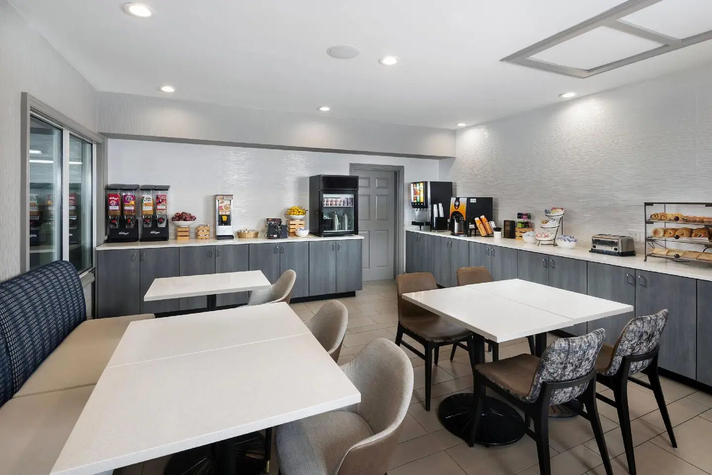 Country Inn & Suites by Radisson, Asheville Downtown Tunnel Road, NC Bar