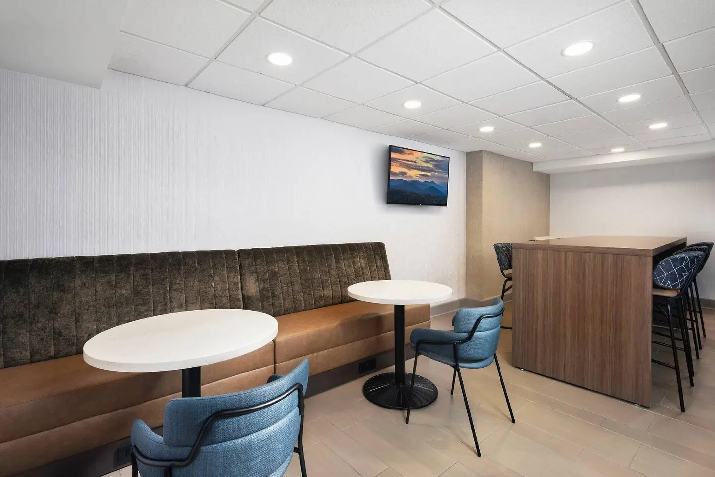 Country Inn & Suites by Radisson, Asheville Downtown Tunnel Road, NC LOUNGE_LOBBY