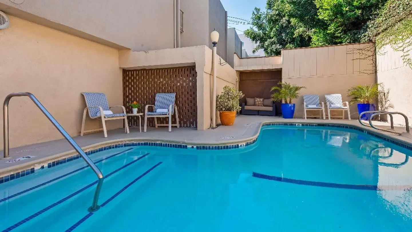 Best Western Royal Palace Inn & Suites OUTDOOR_POOL