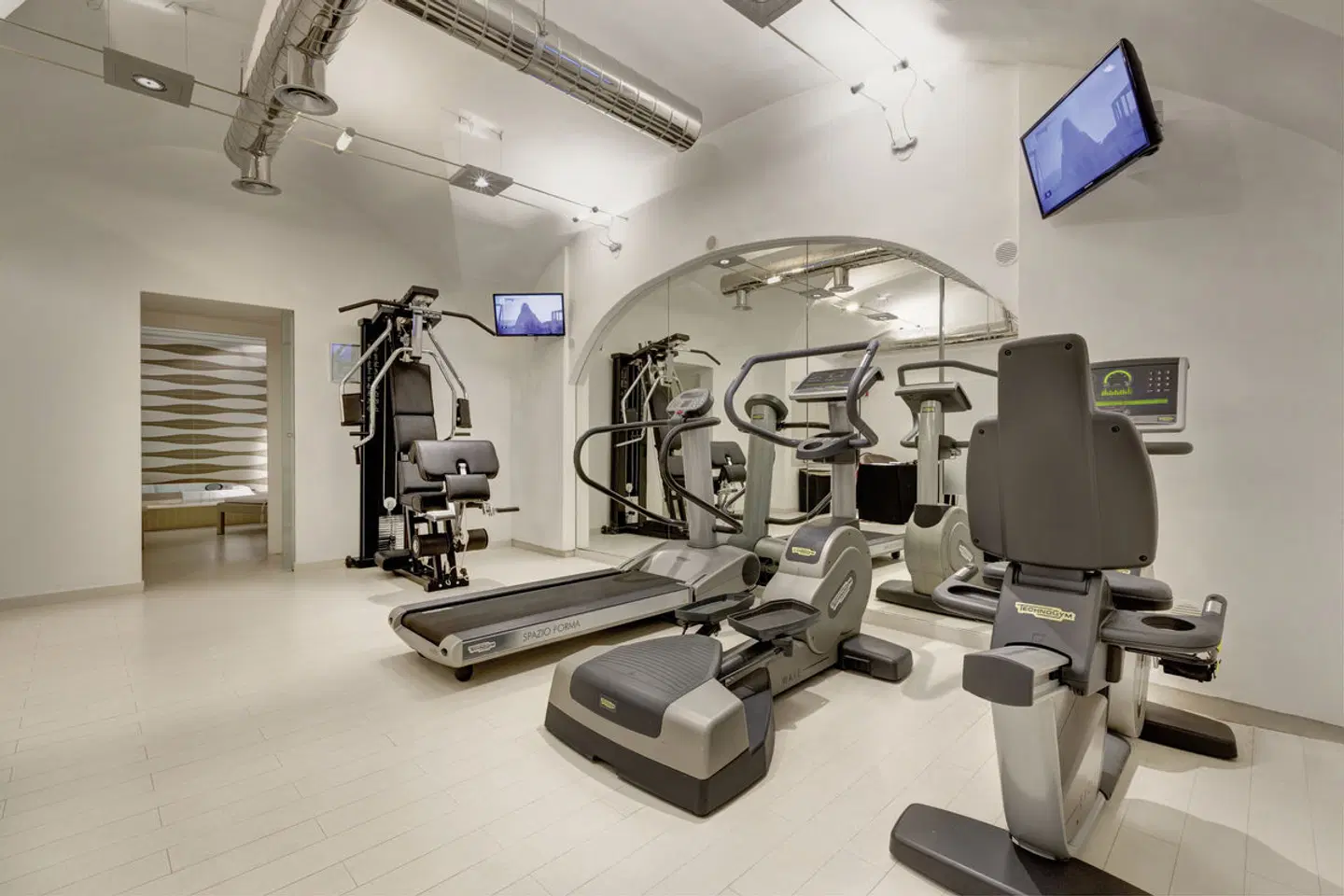 Leon's Place SPORTS_AND_LEISURE