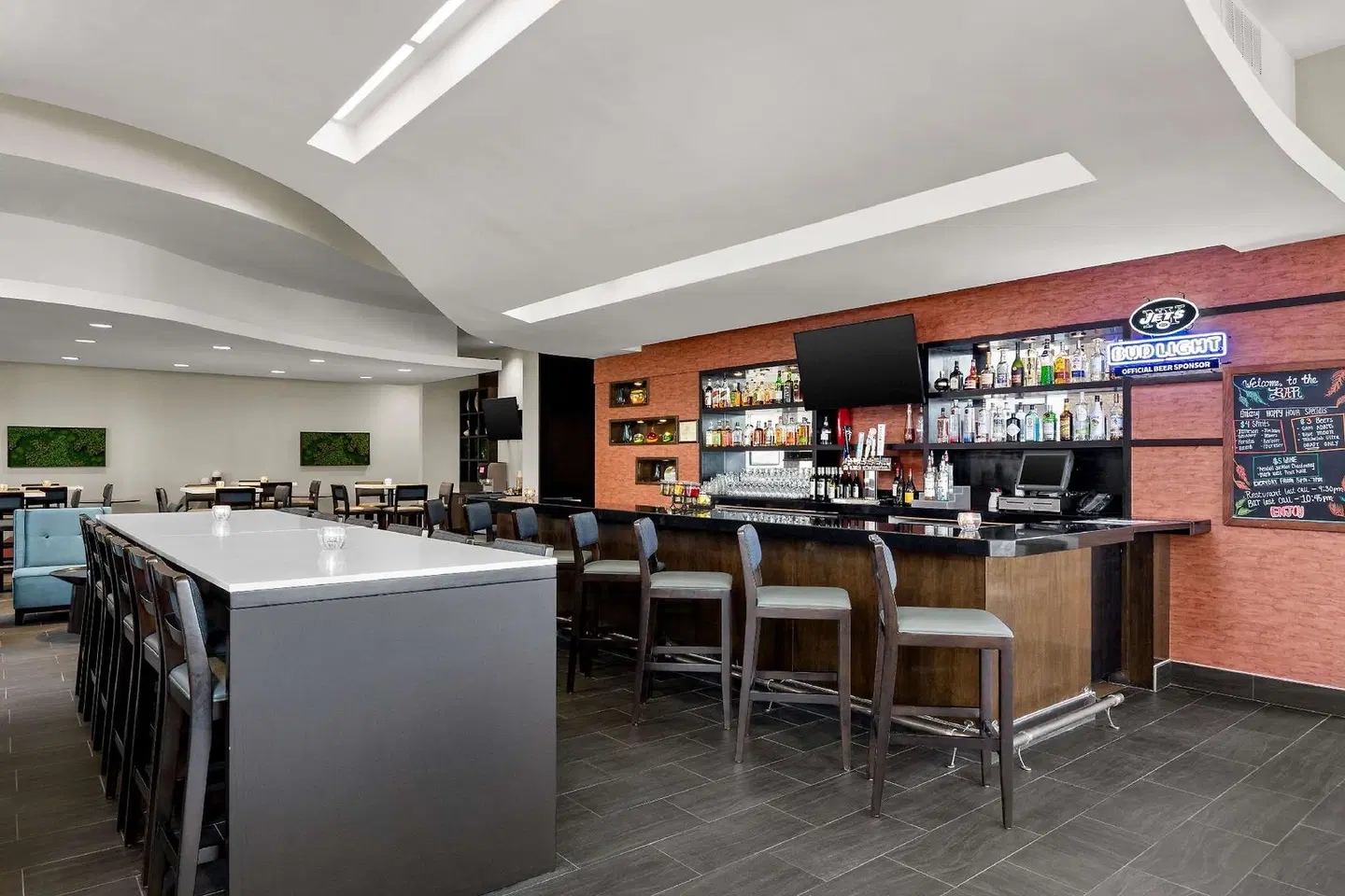 Embassy Suites by Hilton Newark Airport Bar