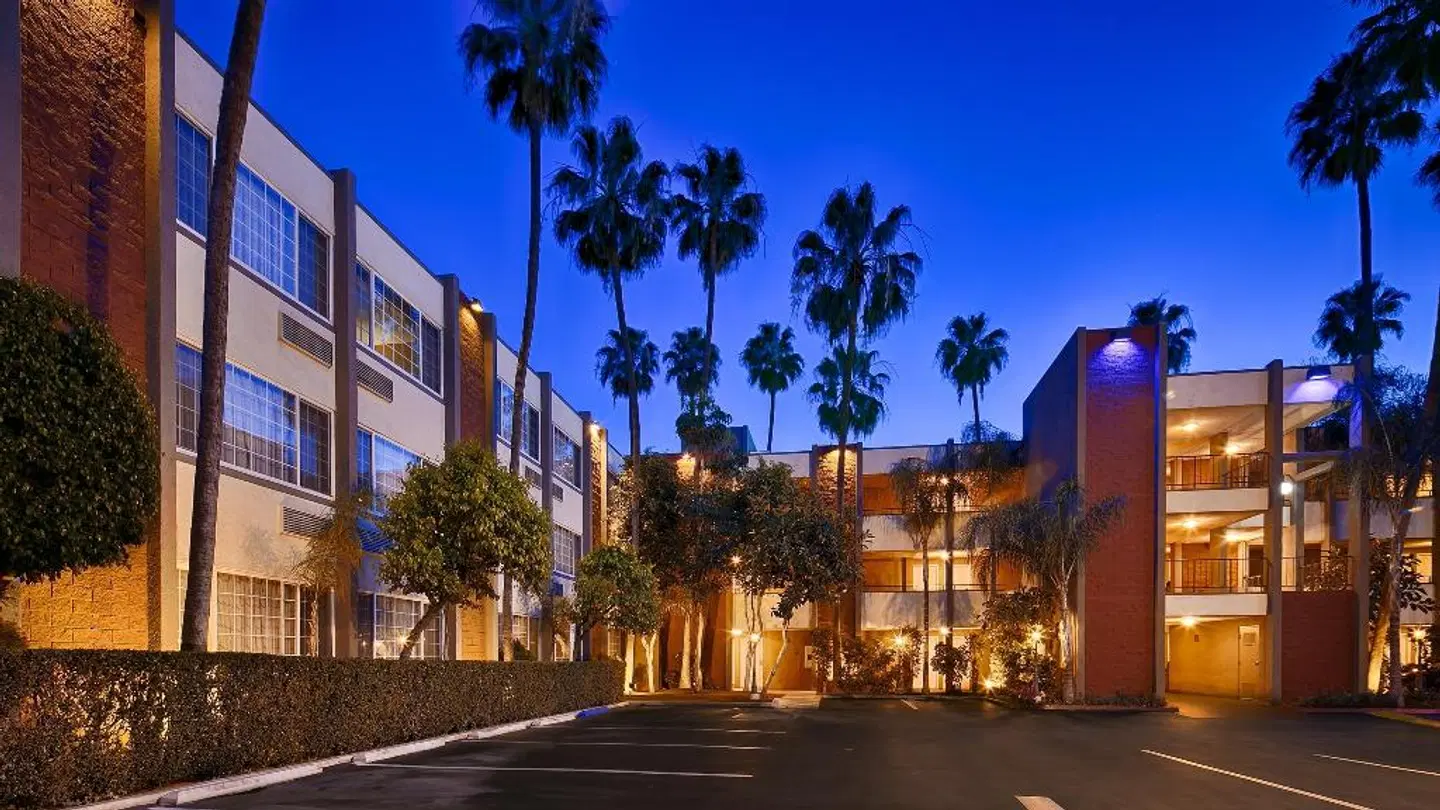 Best Western PLUS Carriage Inn EXTERIOR