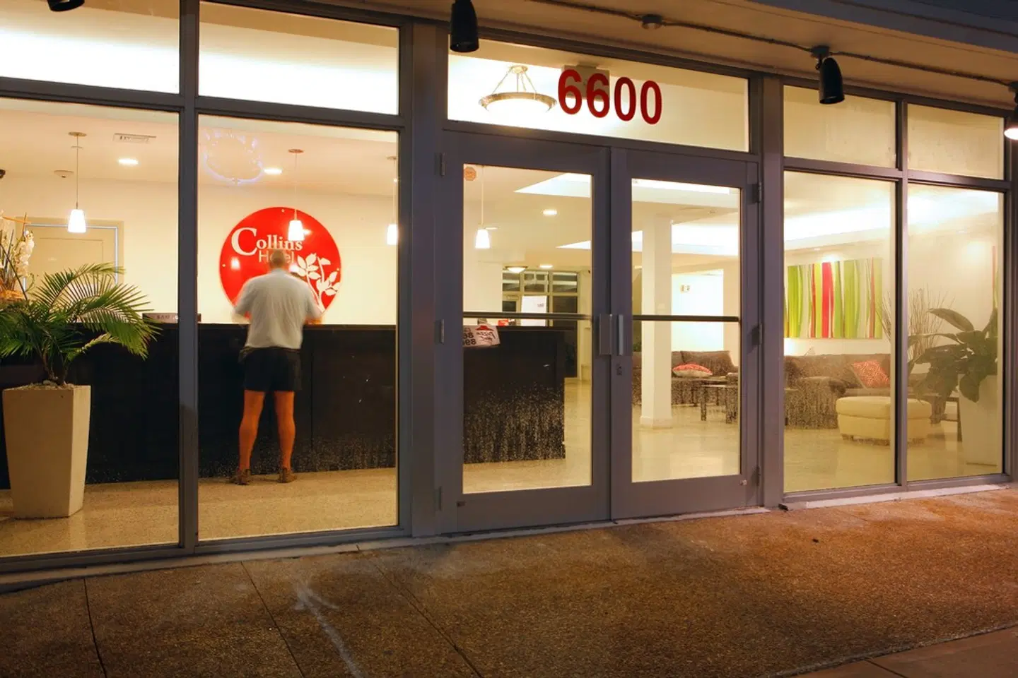 Collins Hotel EXTERIOR