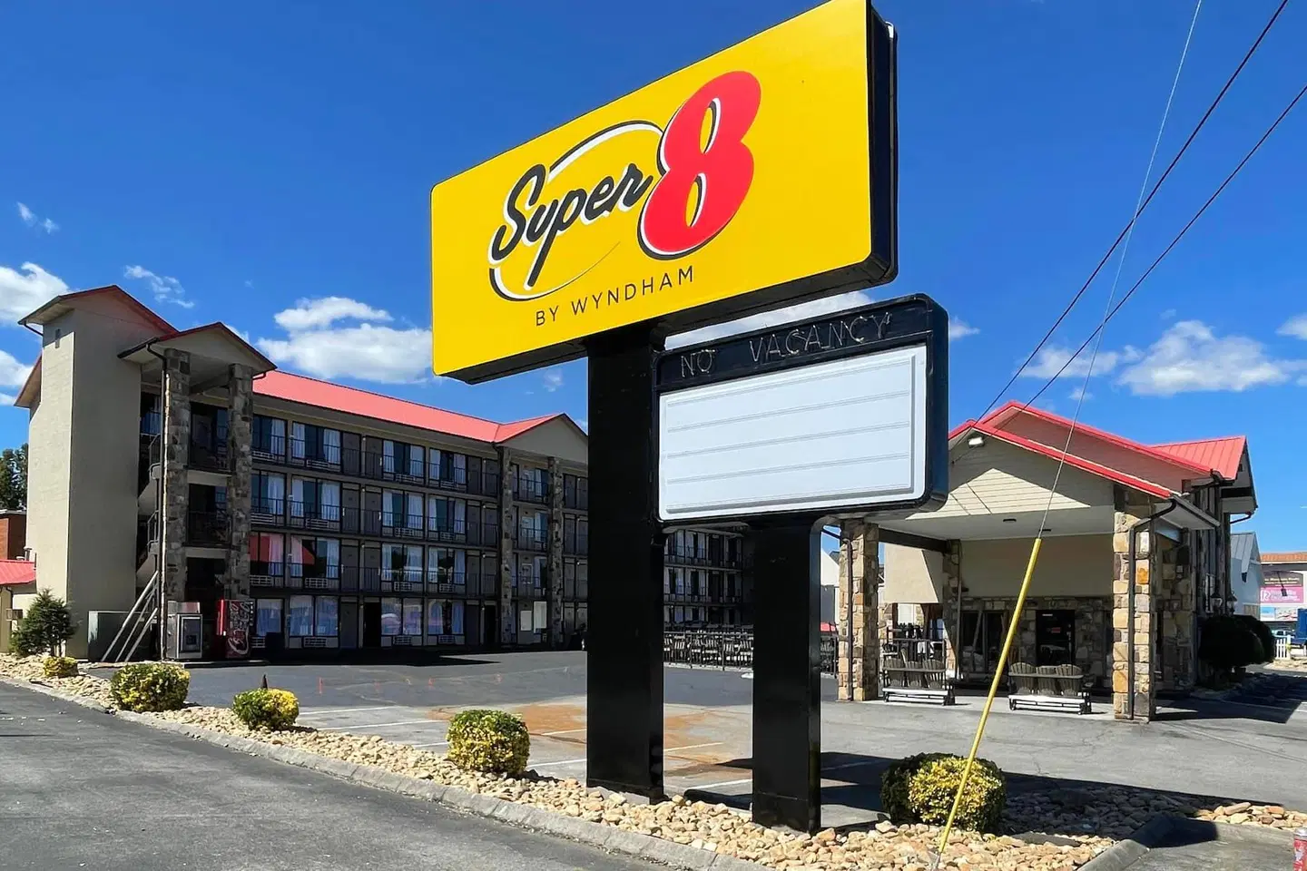 Super 8 by Wyndham Pigeon Forge Downtown EXTERIOR