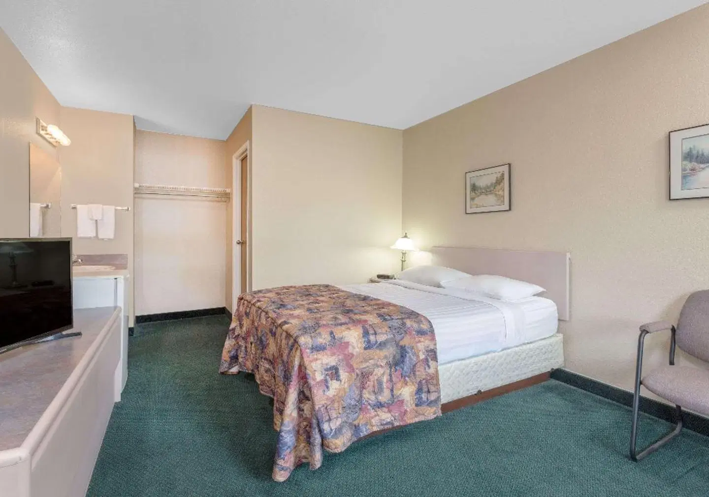 Super 8 by Wyndham Golden ROOM_EXAMPLE