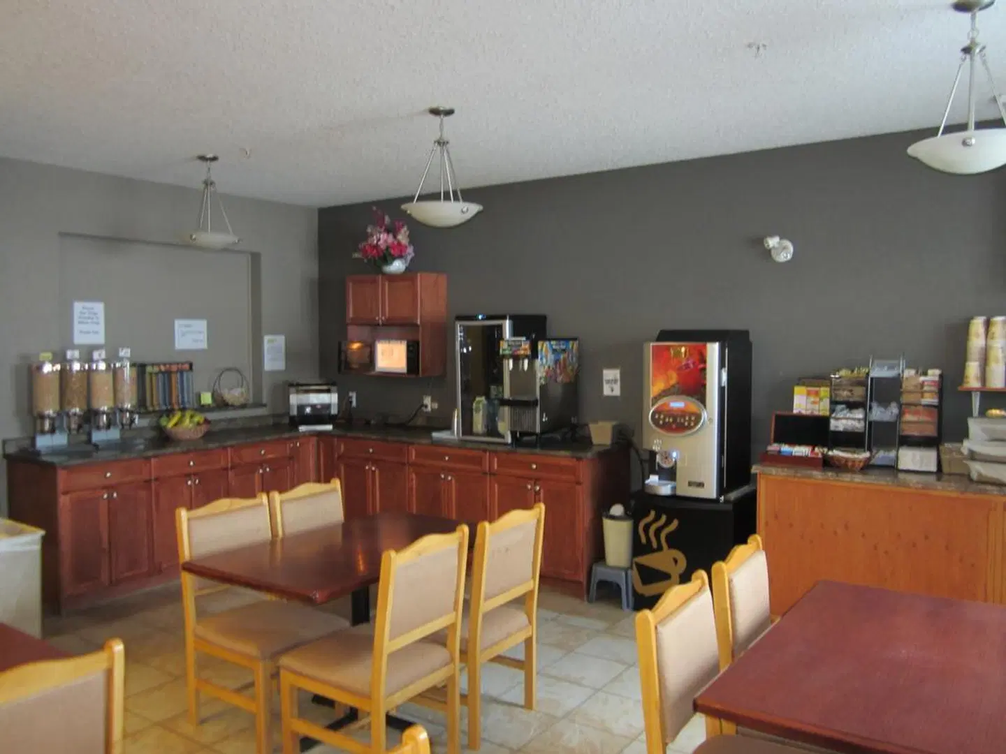 Lakeview Inn & Suites - Fort Nelson Bar