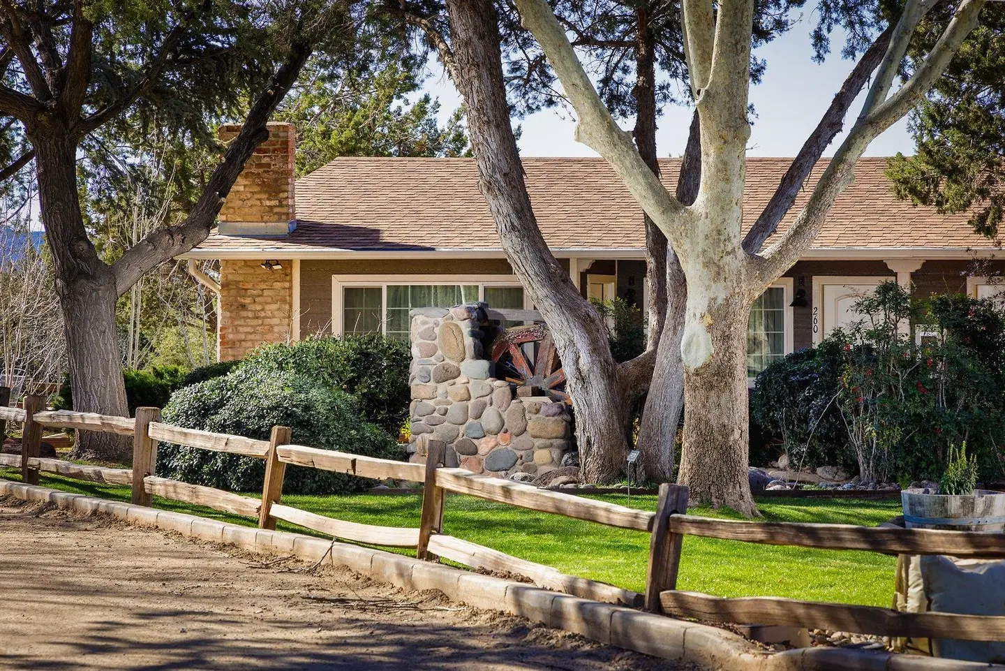 Sky Ranch Lodge EXTERIOR