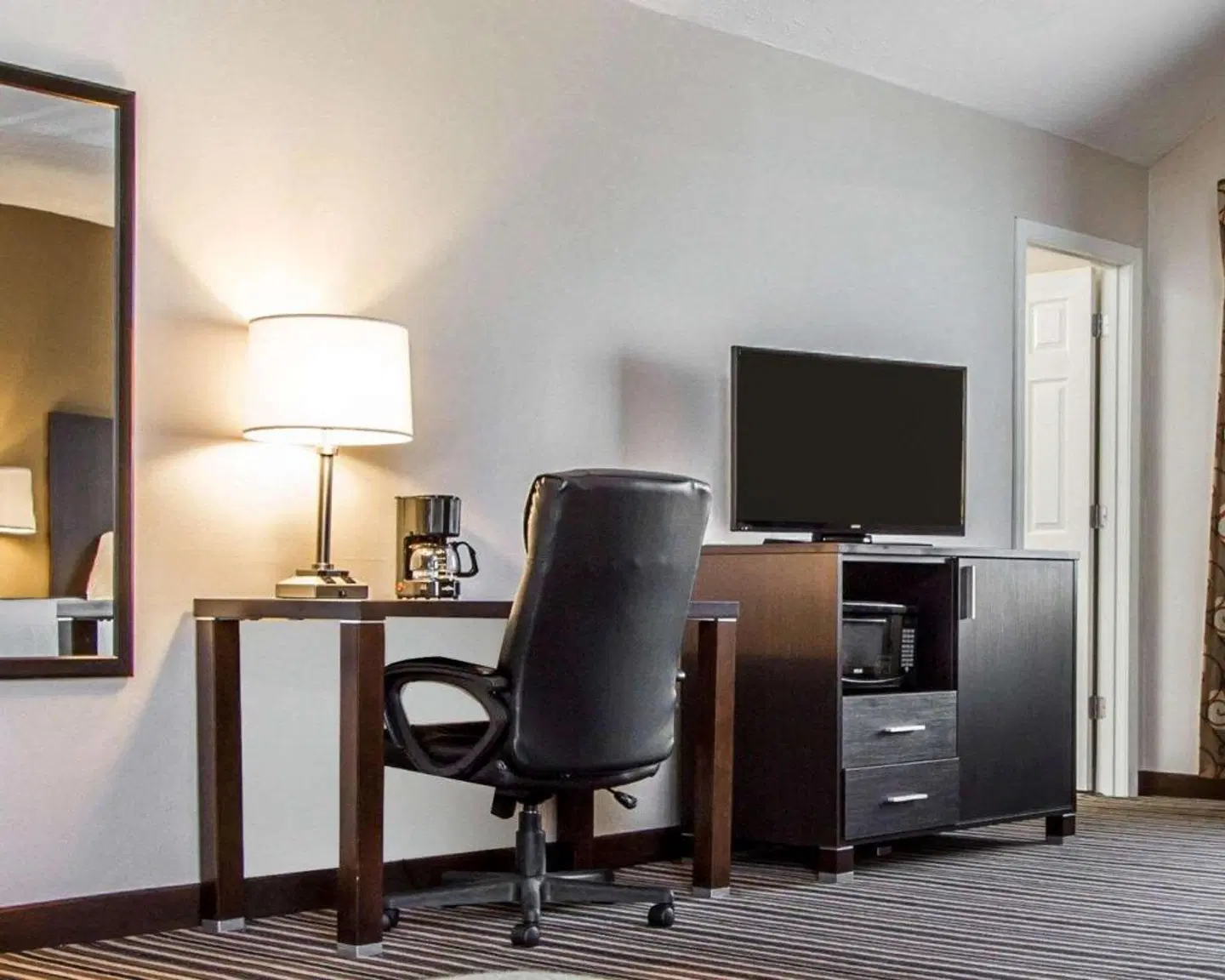 Quality Inn & Suites LOUNGE_LOBBY