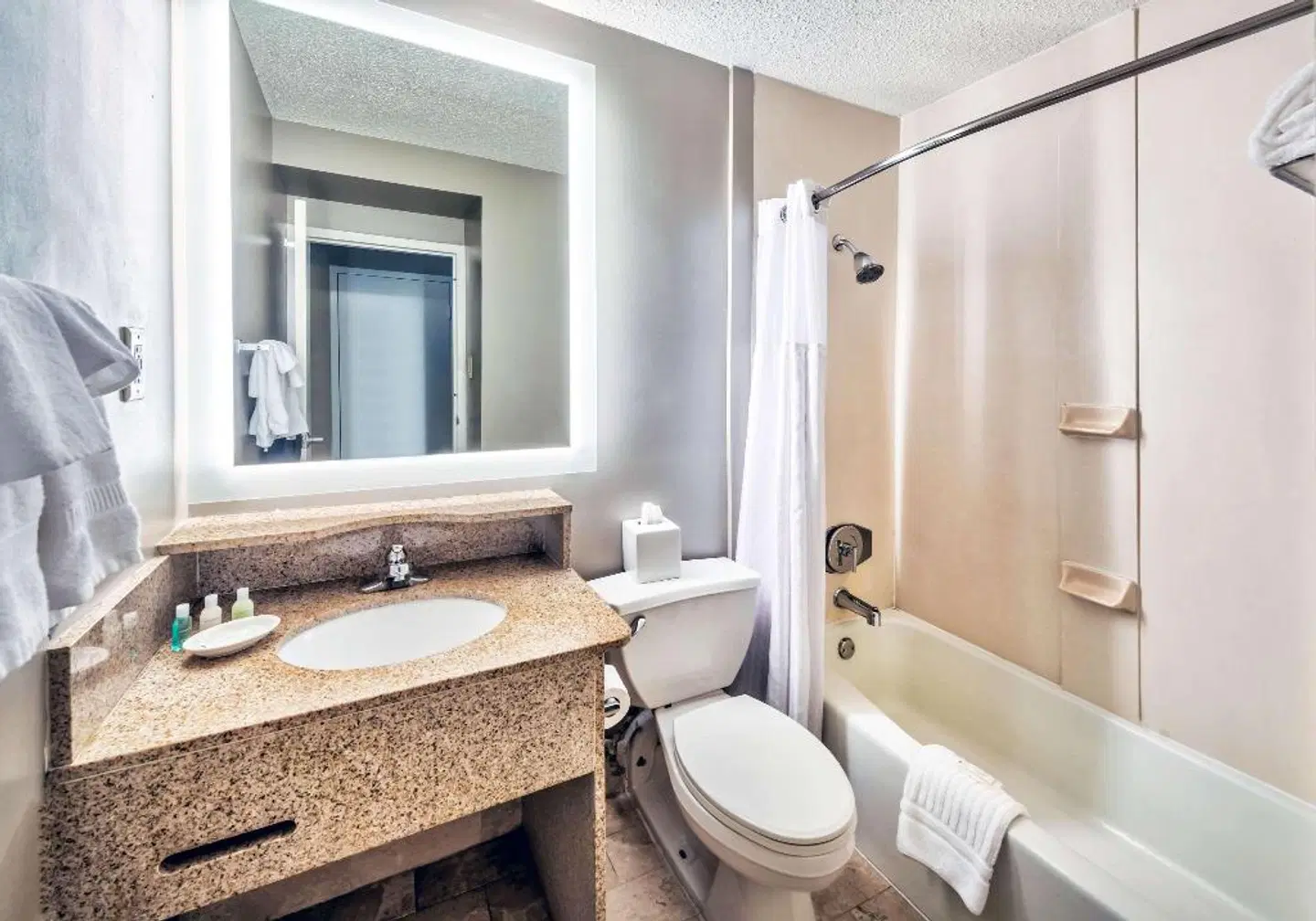 Clarion Hotel Atlanta Airport Badezimmer