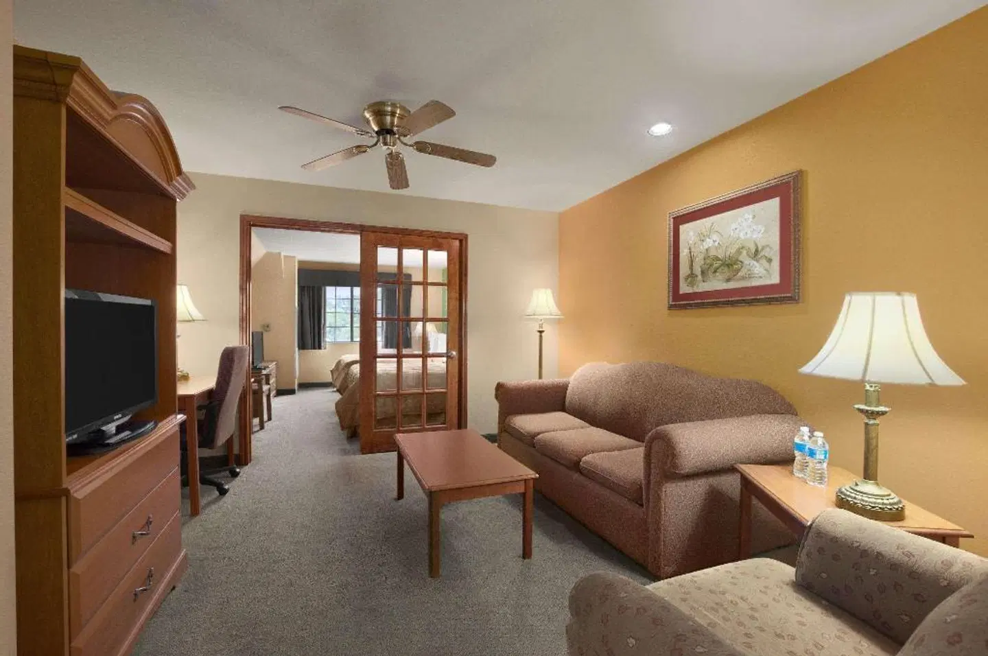 Days Inn & Suites by Wyndham San Antonio North Stone Oak ROOM_EXAMPLE